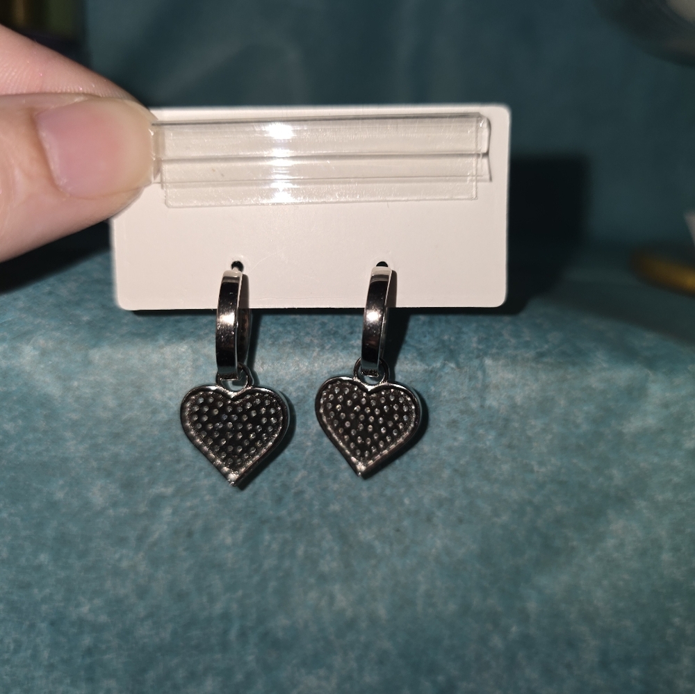 Cate d'argent Heart Earrings - Picture 3 of 3